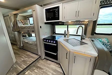 WiFi - LUXURIOUS - Sleeps 7 - Fits in State Parks