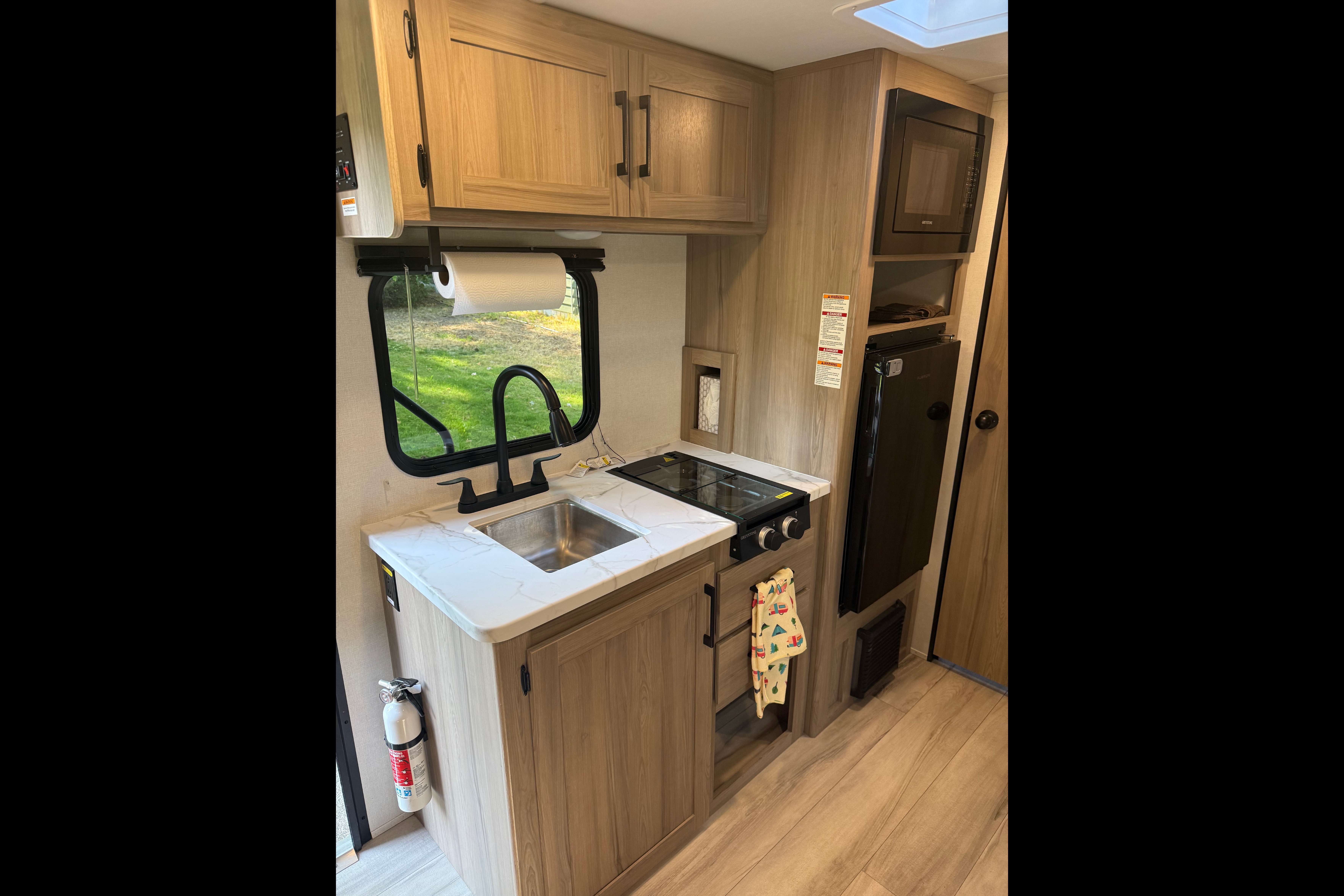Super-Lightweight 2025 Coleman Light 17BX • Sleeps 5 • Delivery Available • Pet-Friendly
