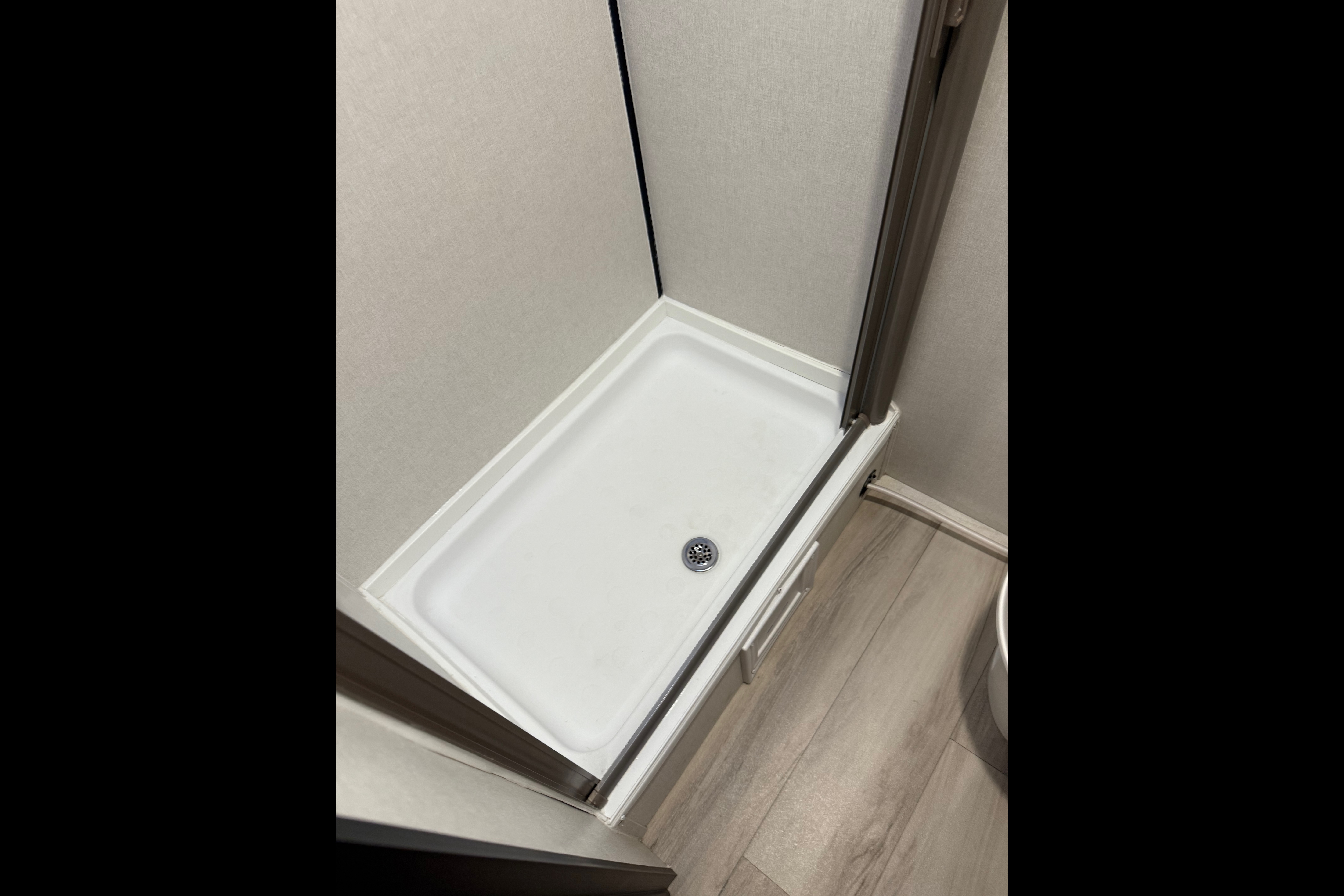Super-Lightweight 2025 Coleman Light 17BX • Sleeps 5 • Delivery Available • Pet-Friendly