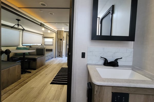 "Lewis & Clark" Sleeps 8 Memory Foam 1BR + Bunks w/ 2 Doors