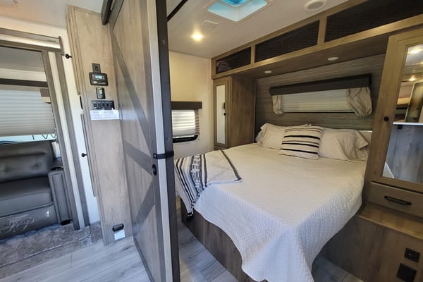 "Lewis & Clark" Sleeps 8 Memory Foam 1BR + Bunks w/ 2 Doors