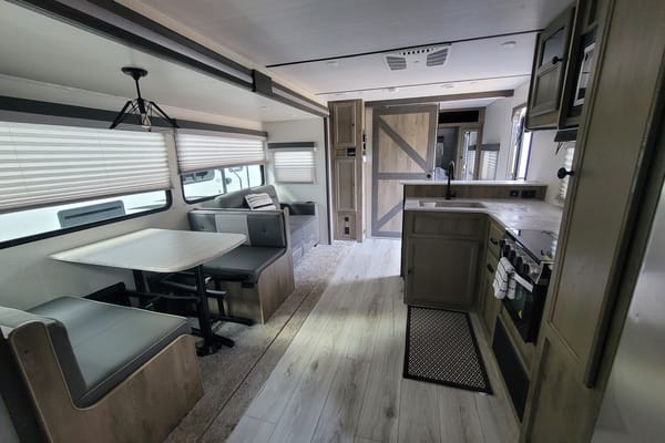 "Lewis & Clark" Sleeps 8 Memory Foam 1BR + Bunks w/ 2 Doors