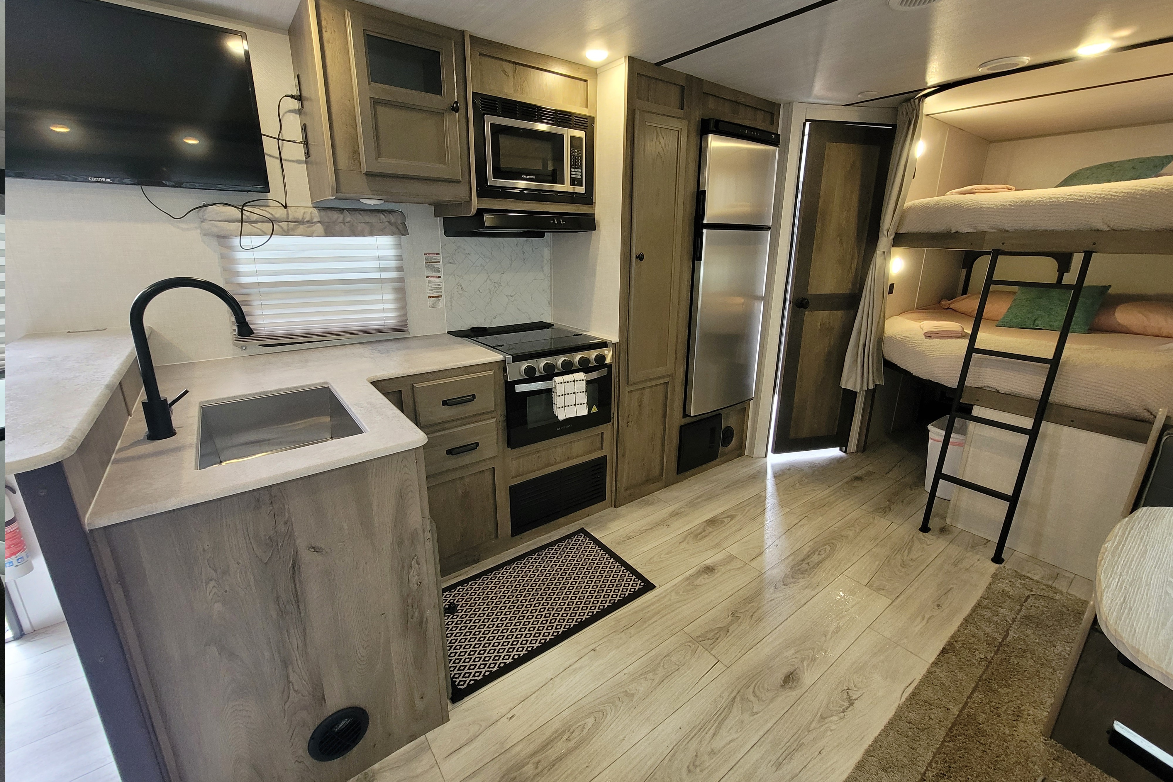 "Lewis & Clark" Sleeps 8 Memory Foam 1BR + Bunks w/ 2 Doors