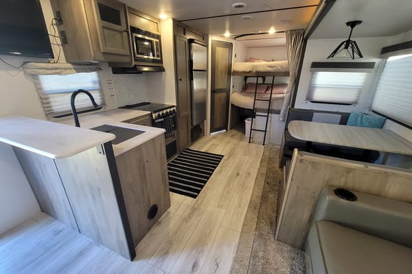 "Lewis & Clark" Sleeps 8 Memory Foam 1BR + Bunks w/ 2 Doors
