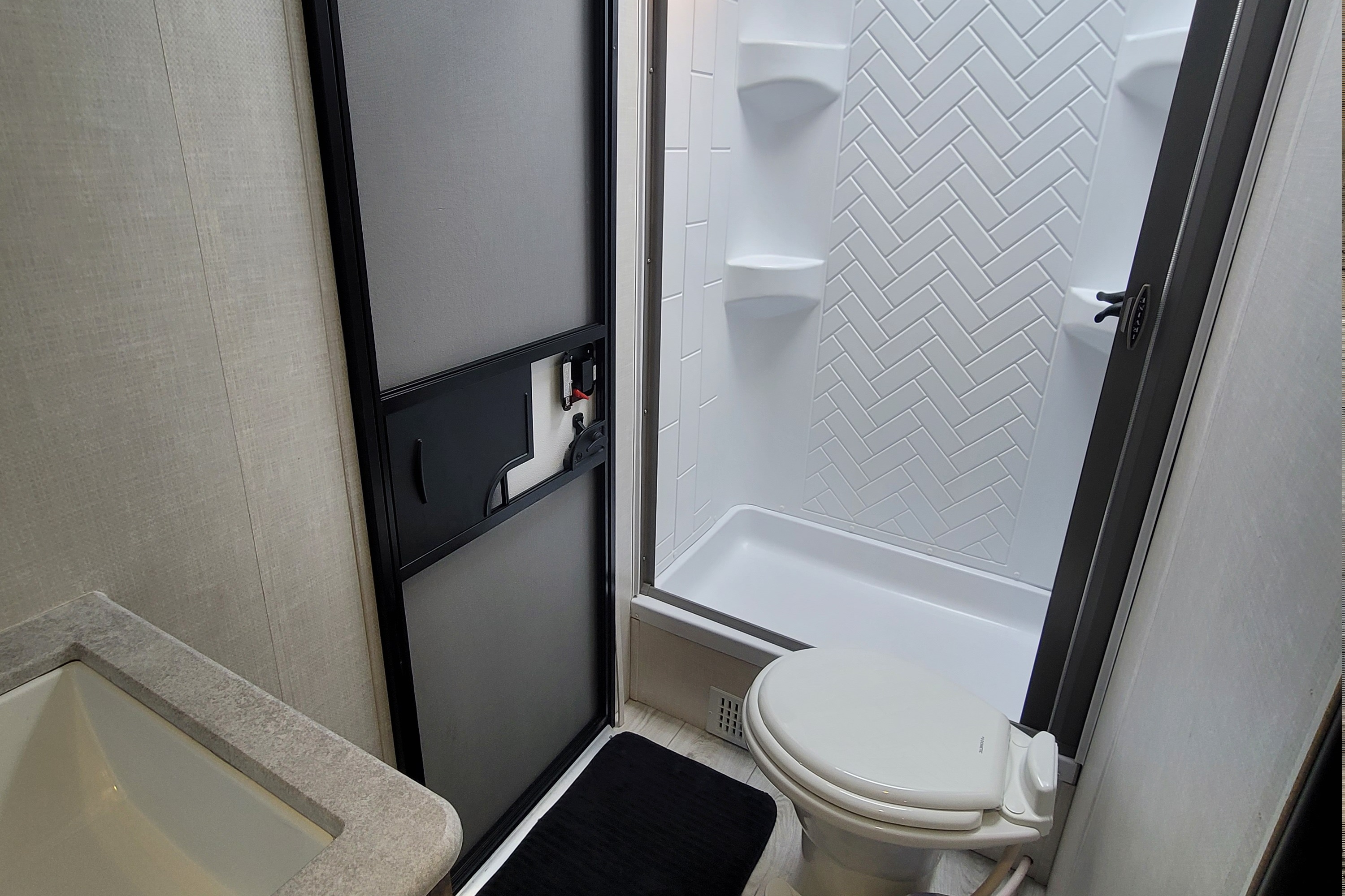"Lewis & Clark" Sleeps 8 Memory Foam 1BR + Bunks w/ 2 Doors