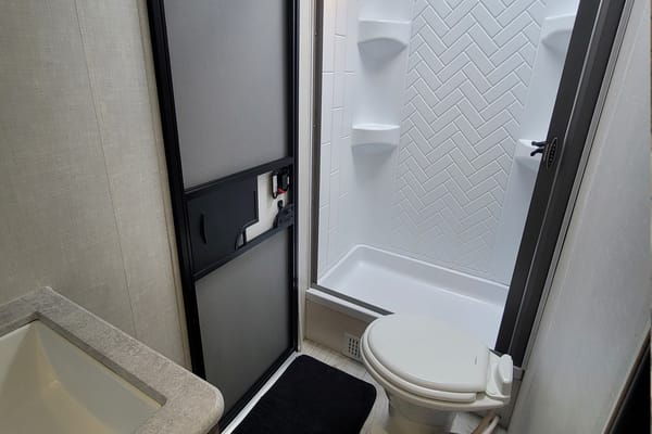 "Lewis & Clark" Sleeps 8 Memory Foam 1BR + Bunks w/ 2 Doors