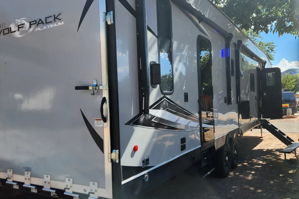 Morgan's Forest River Cherokee Wolf Pack 365 Pack16 Fifth Wheel