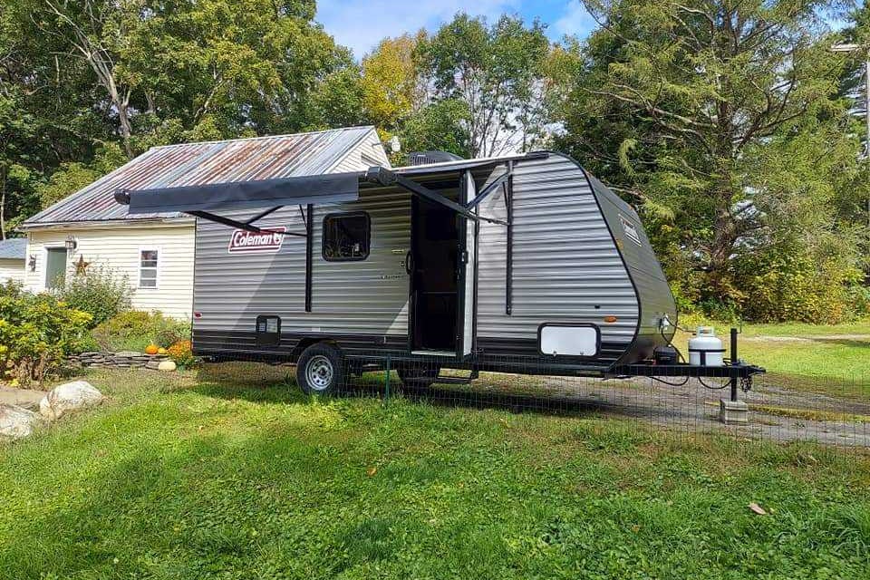 William's Coleman Lantern 17b Travel Trailer