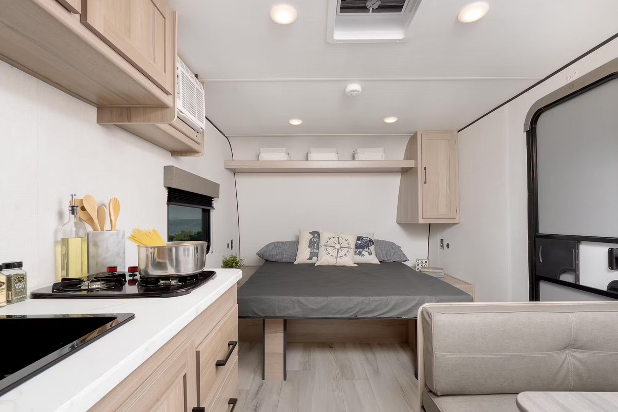 Glamp&Go – Brand New Coleman RV trailer, light and easy to tow
