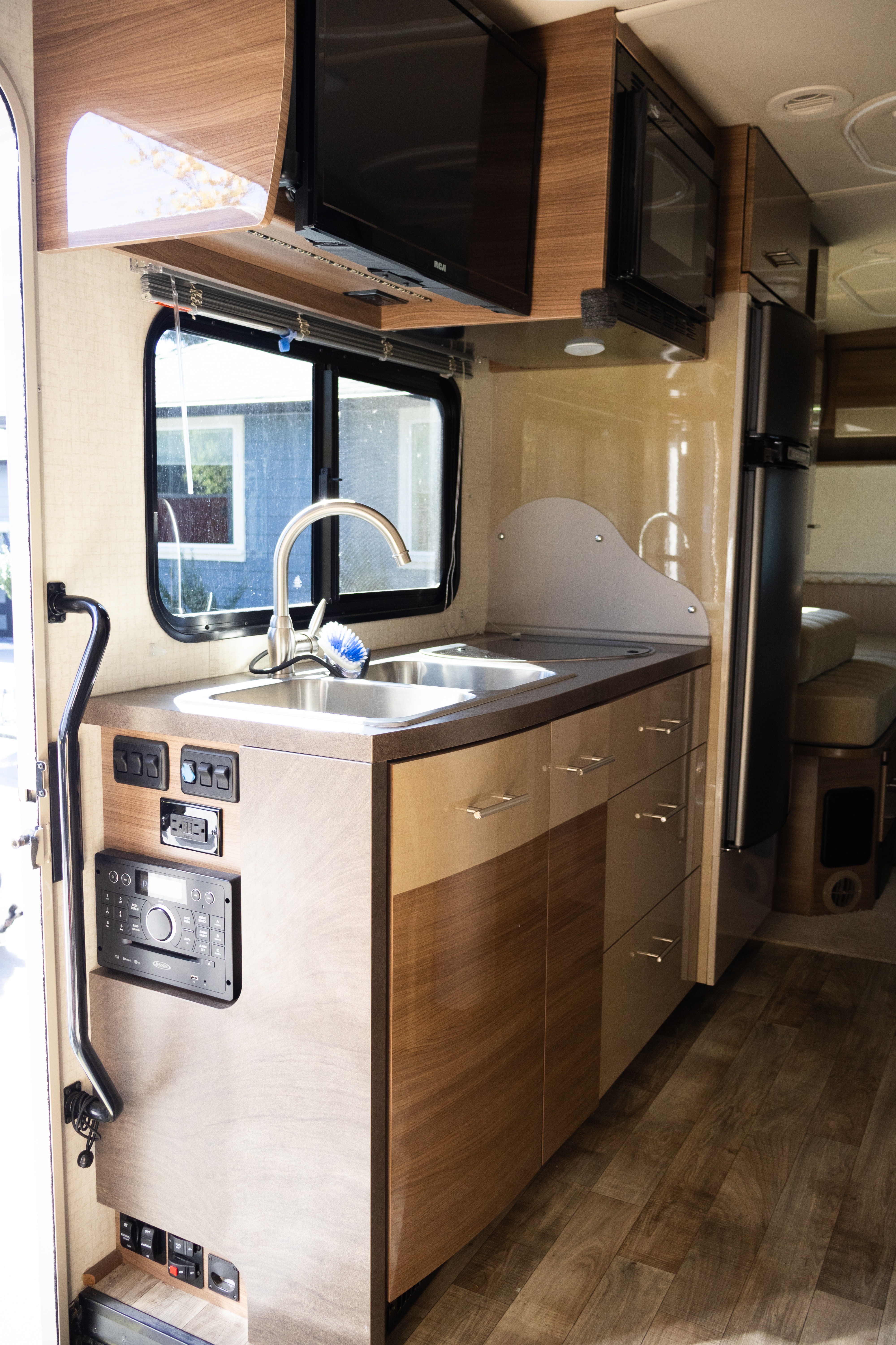 Shred Zeppelin [Luxury Motorhome]