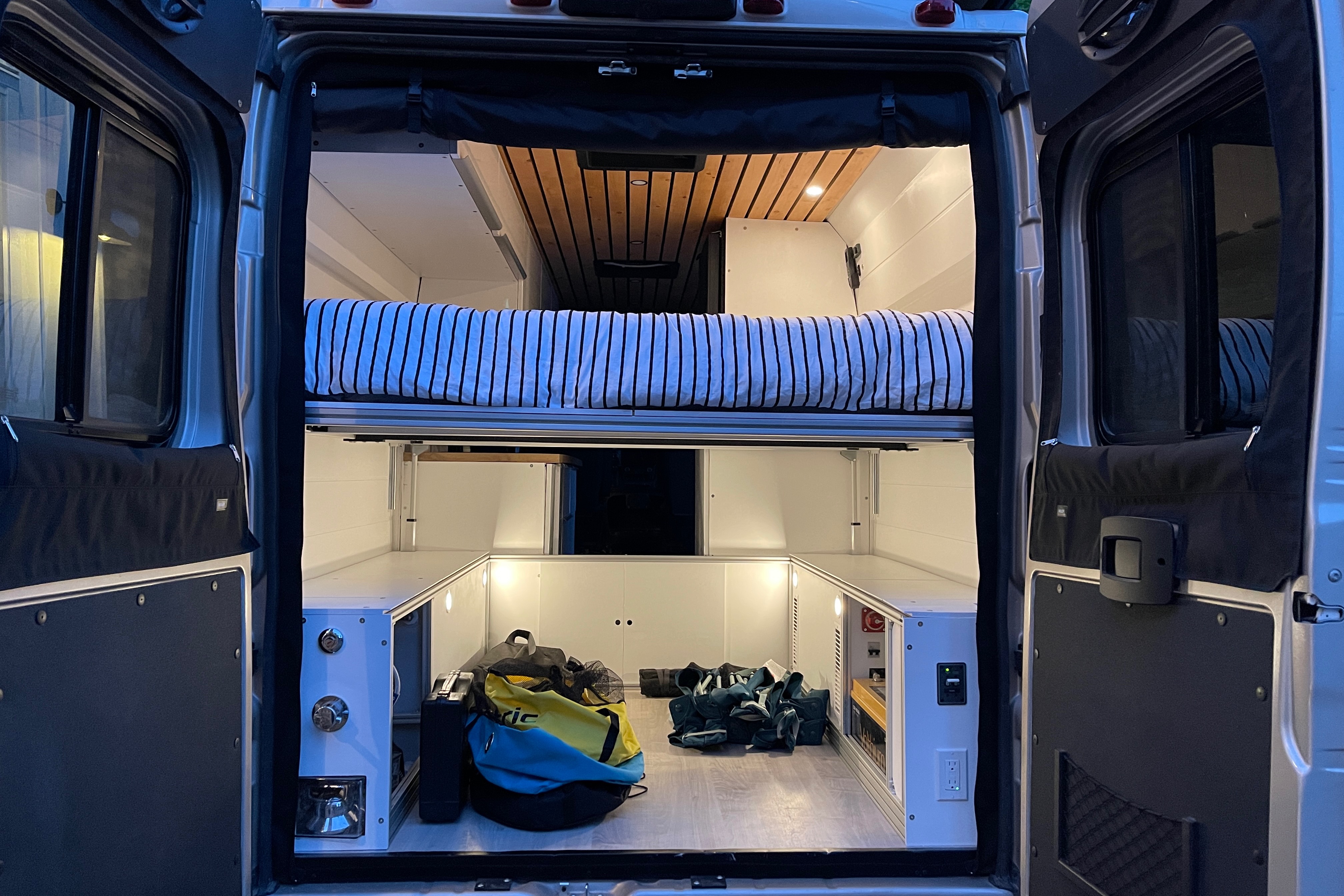 Van-Escapades 23-002 - Promaster 4 places