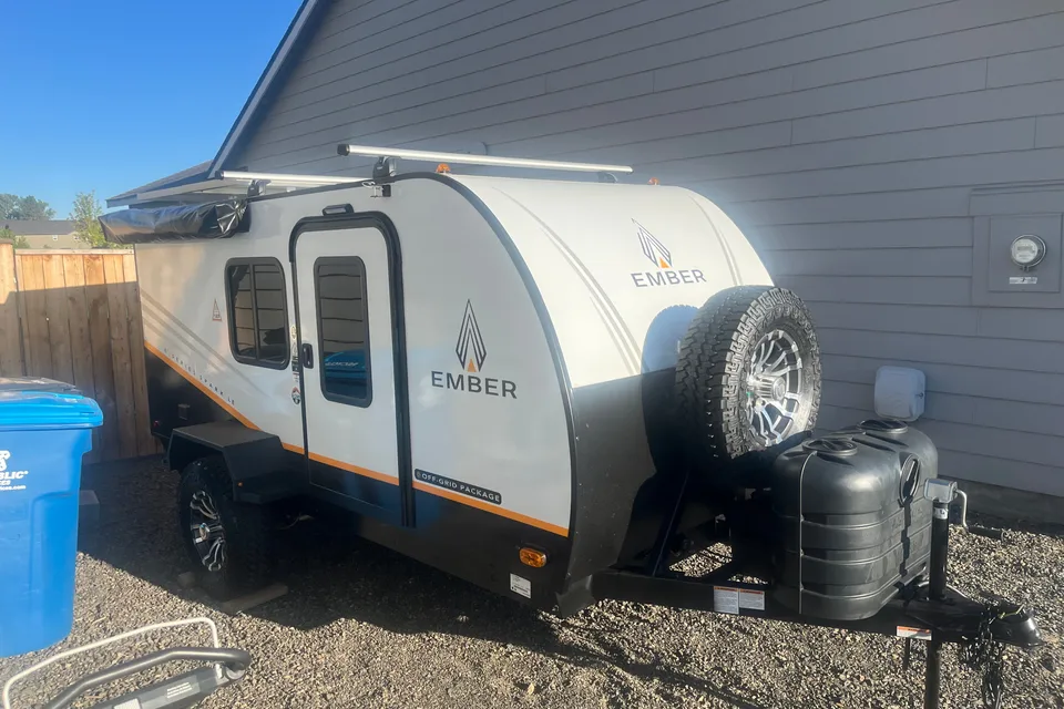 Ember off-grid Square Drop Trailer