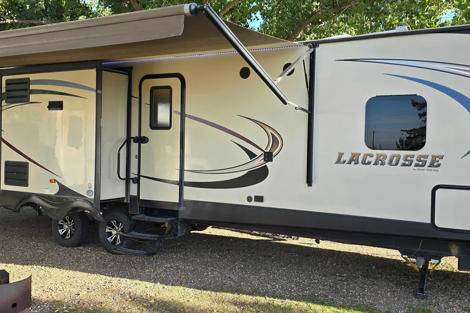 Super Spacious Bunk-House Travel Trailer