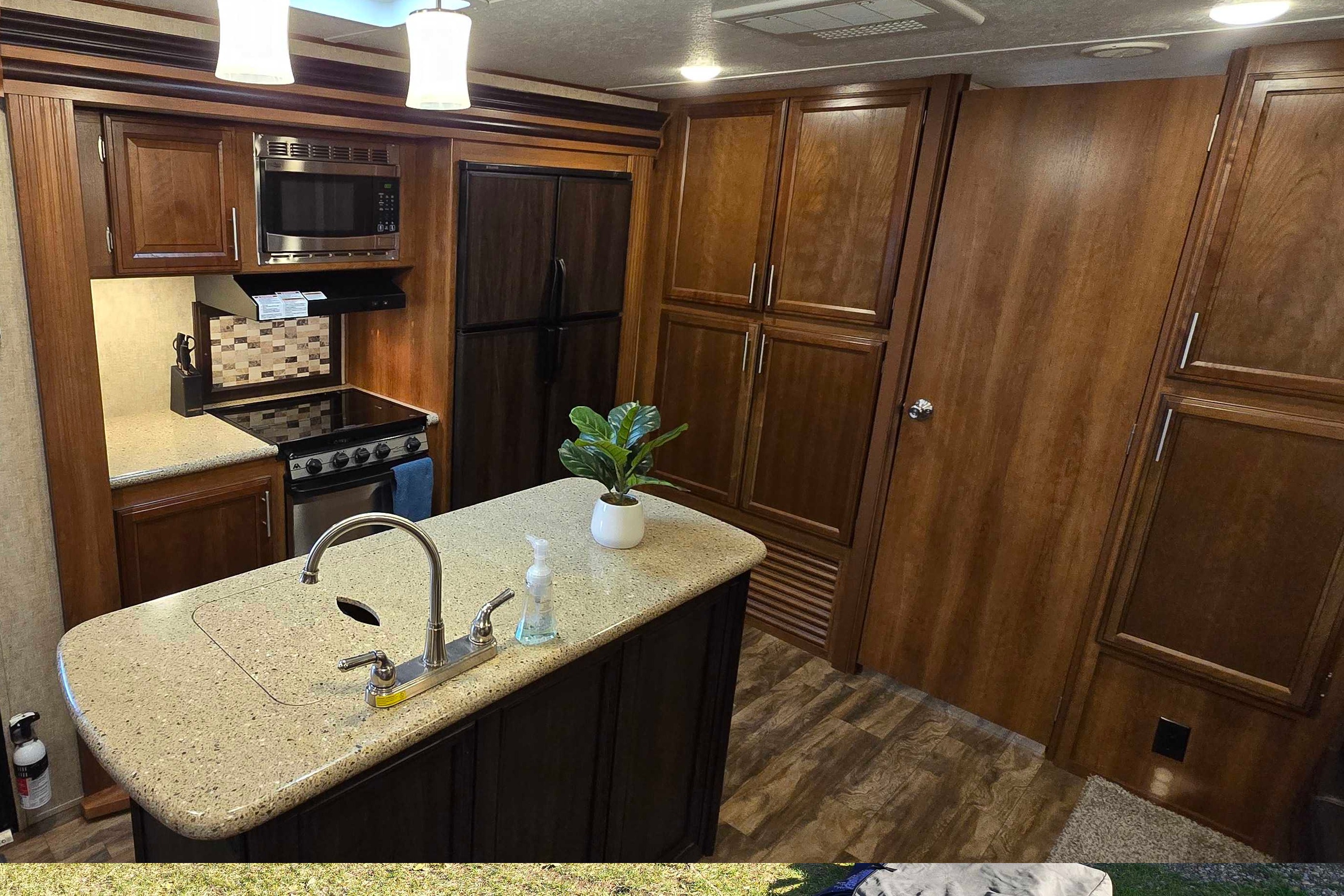 Super Spacious Bunk-House Travel Trailer