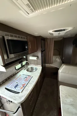Myles's Adventurer Manufacturing 2017 ford E350 Adventurer Class C 23’ RV Class C