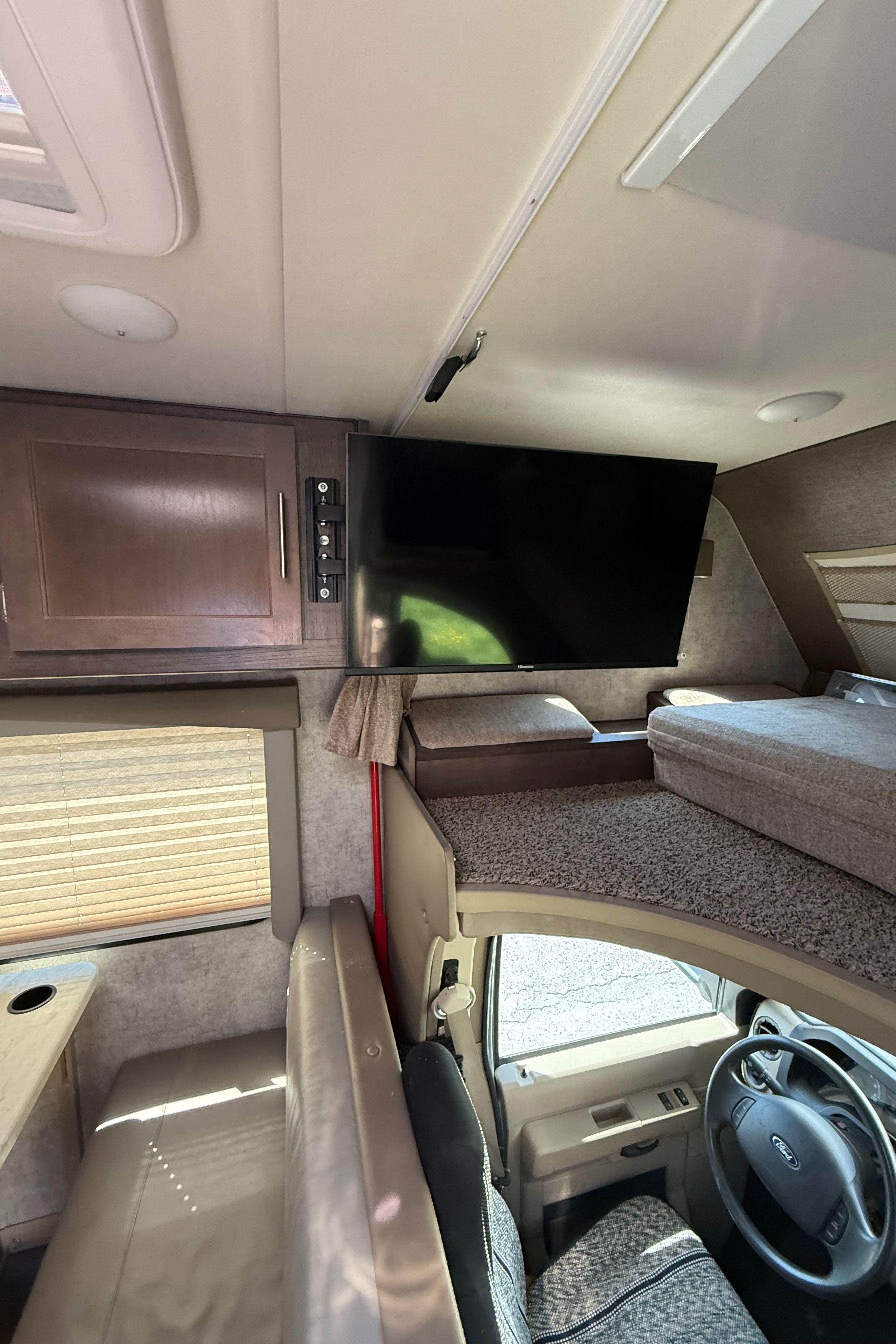 Myles's Adventurer Manufacturing 2017 ford E350 Adventurer Class C 23’ RV Class C