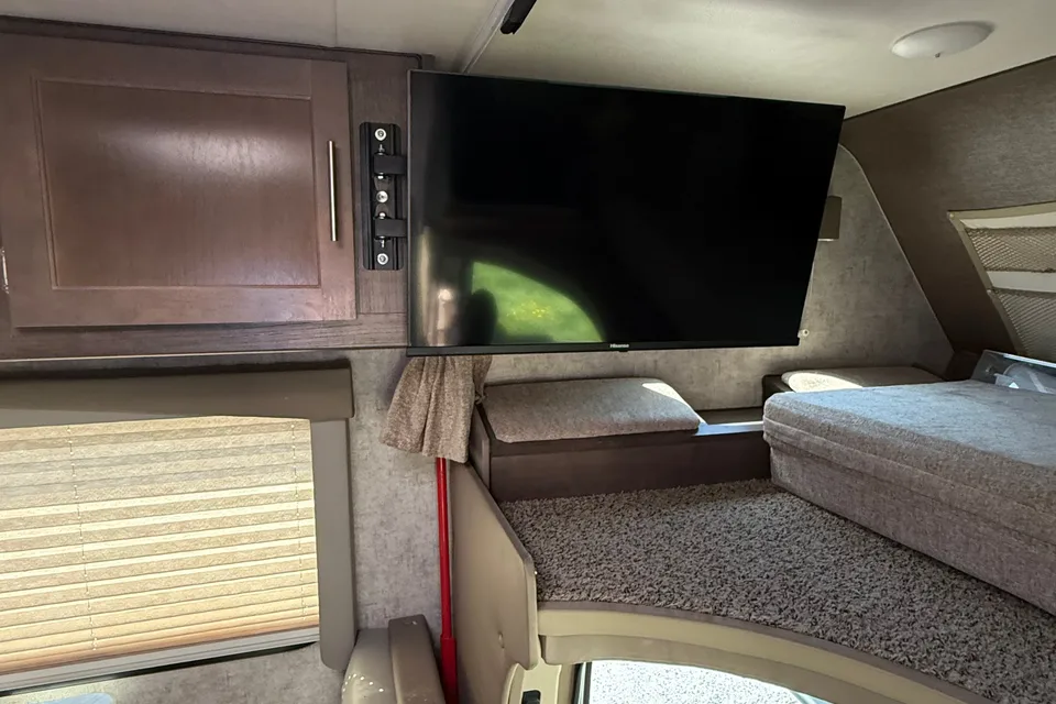 Myles's Adventurer Manufacturing 2017 ford E350 Adventurer Class C 23’ RV Class C