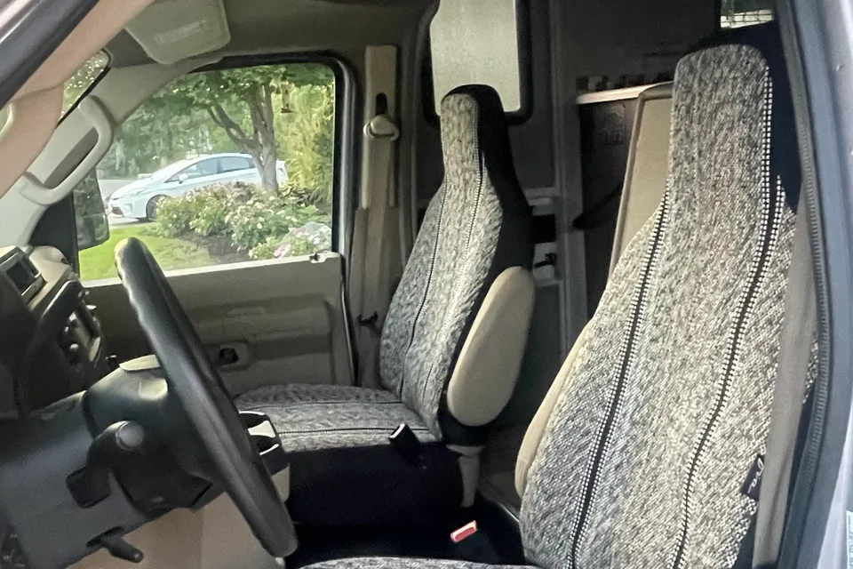 Myles's Adventurer Manufacturing 2017 ford E350 Adventurer Class C 23’ RV Class C