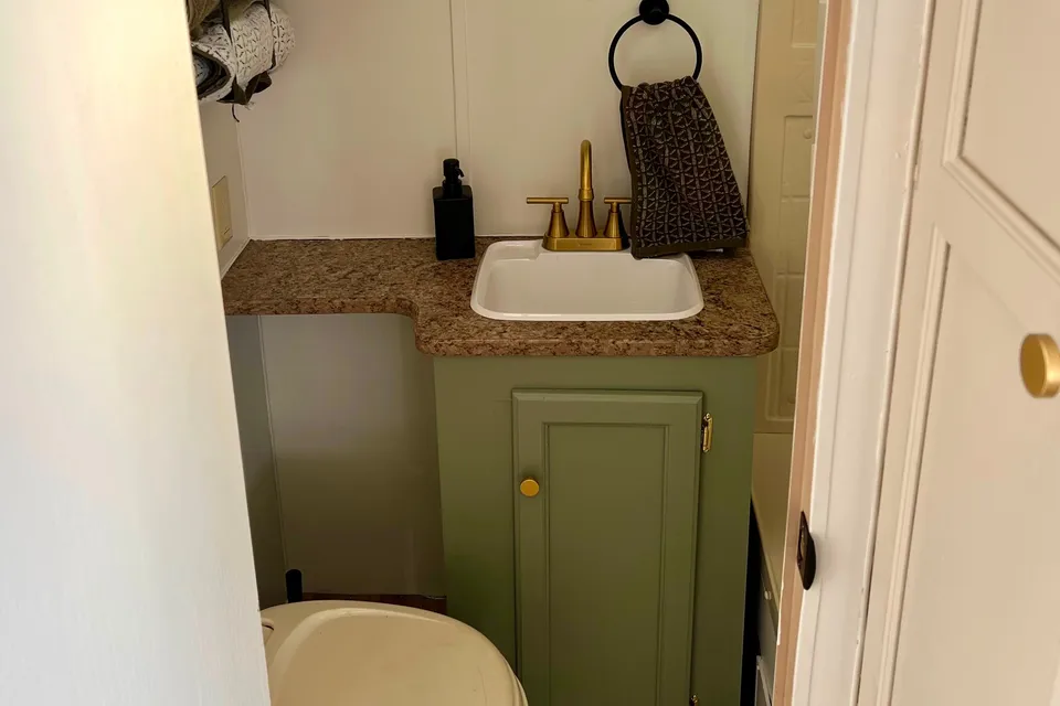 NEWLY RENOVATED 30 FT HOME AWAY FROM HOME**DELIVERY ONLY**