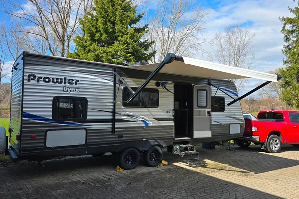 Cozy 25ft Travel Trailer - All amenities (microwave, oven, AC, heater...)