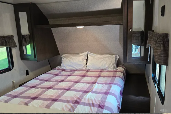 Cozy 25ft Travel Trailer - All amenities (microwave, oven, AC, heater...)