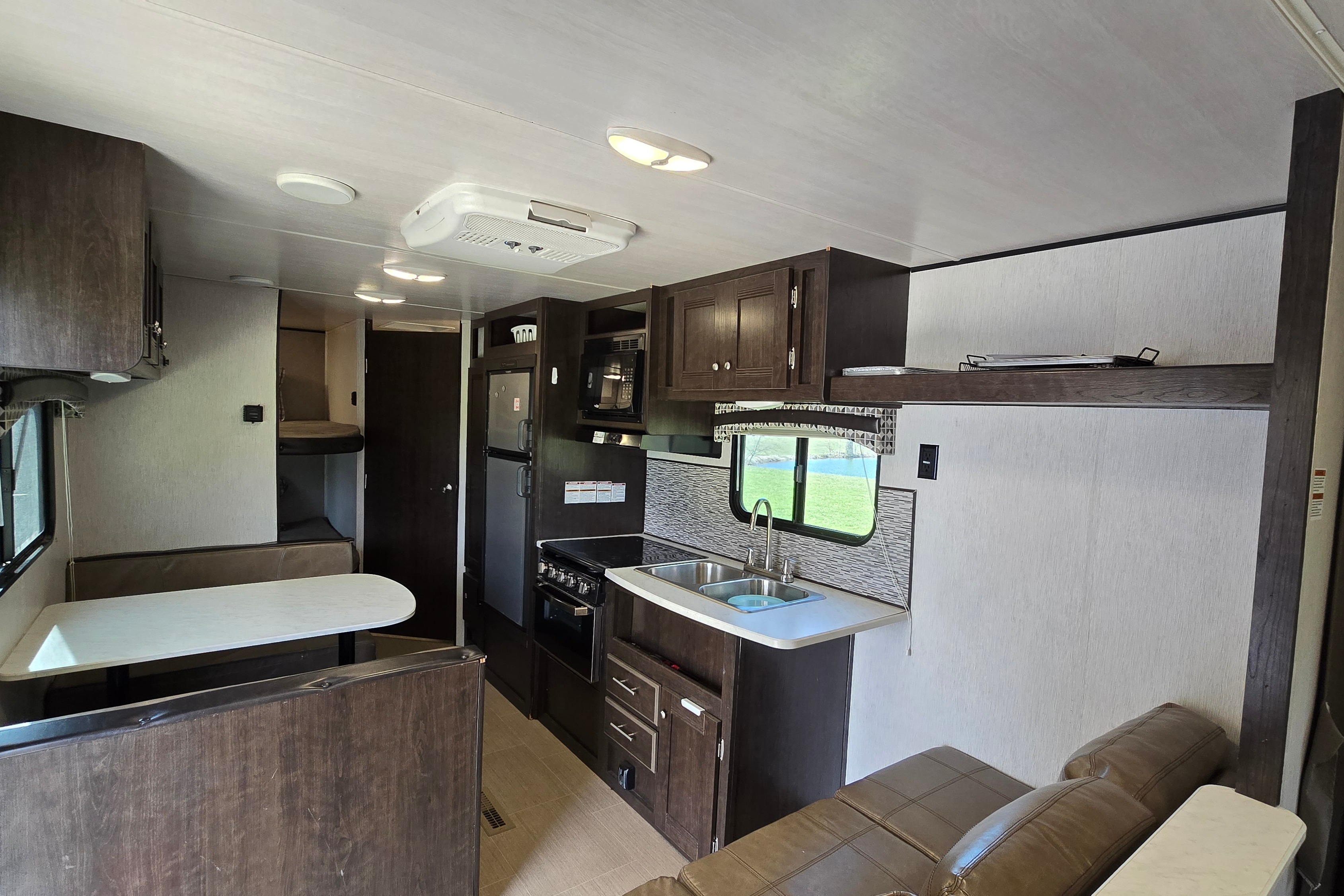 Cozy 25ft Travel Trailer - All amenities (microwave, oven, AC, heater...)