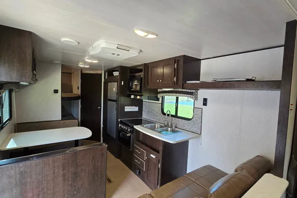 Cozy 25ft Travel Trailer - All amenities (microwave, oven, AC, heater...)