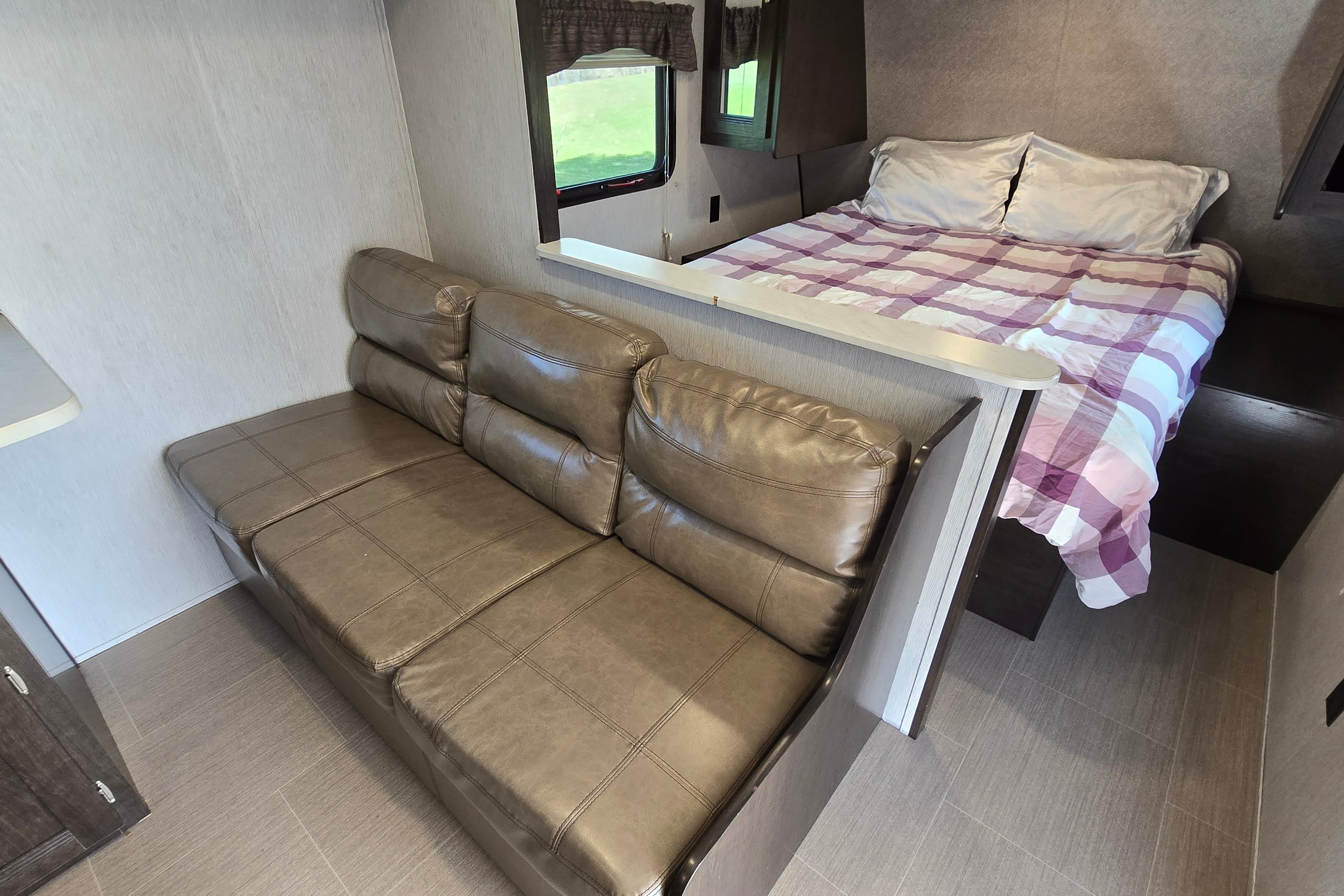 Cozy 25ft Travel Trailer - All amenities (microwave, oven, AC, heater...)