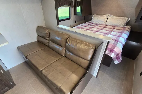Cozy 25ft Travel Trailer - All amenities (microwave, oven, AC, heater...)