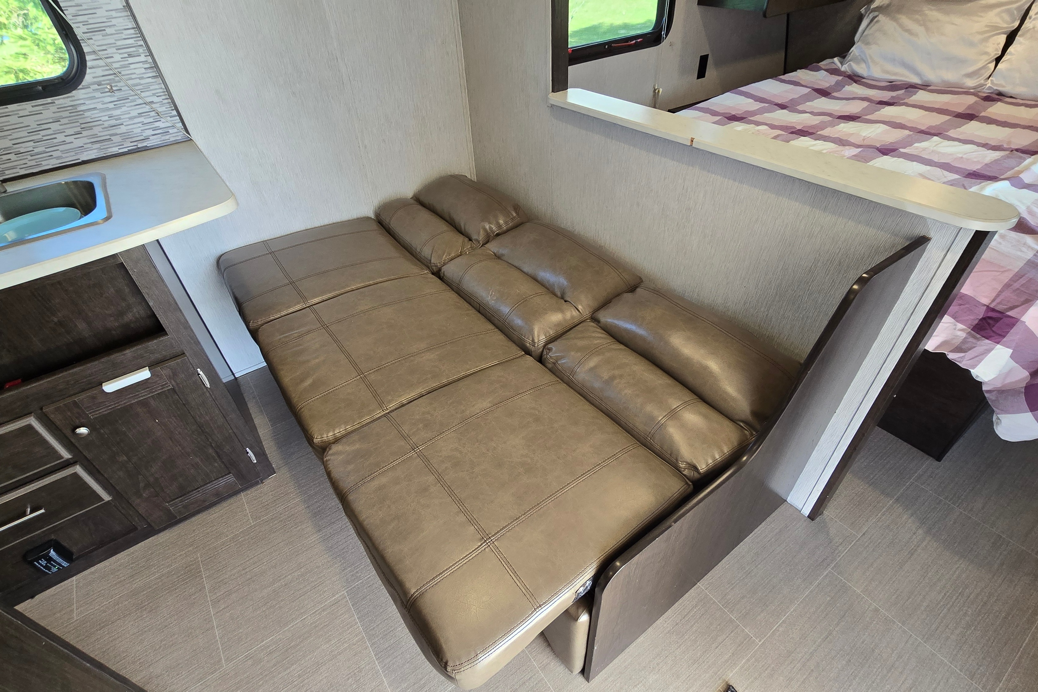Cozy 25ft Travel Trailer - All amenities (microwave, oven, AC, heater...)