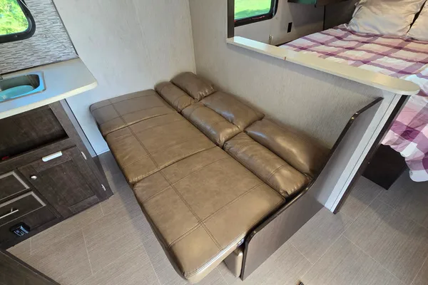 Cozy 25ft Travel Trailer - All amenities (microwave, oven, AC, heater...)