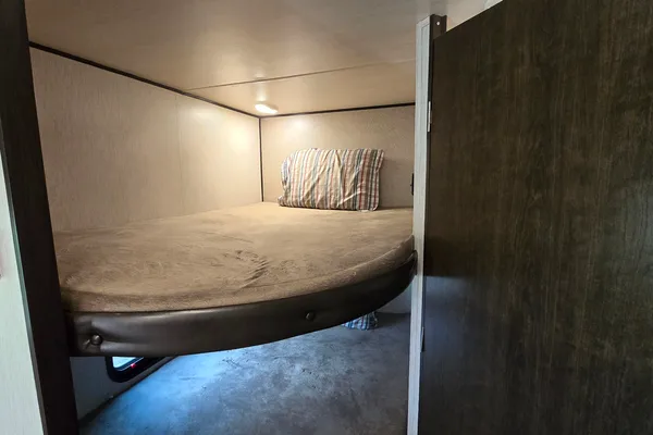 Cozy 25ft Travel Trailer - All amenities (microwave, oven, AC, heater...)