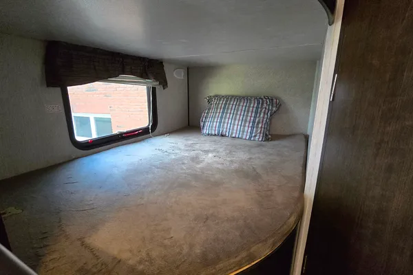Cozy 25ft Travel Trailer - All amenities (microwave, oven, AC, heater...)