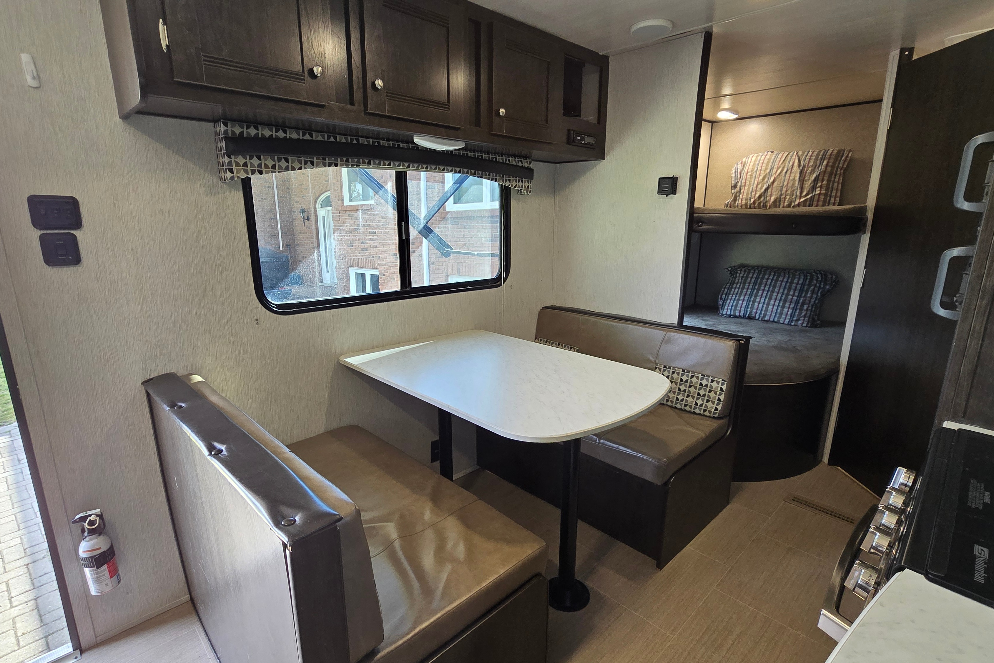 Cozy 25ft Travel Trailer - All amenities (microwave, oven, AC, heater...)