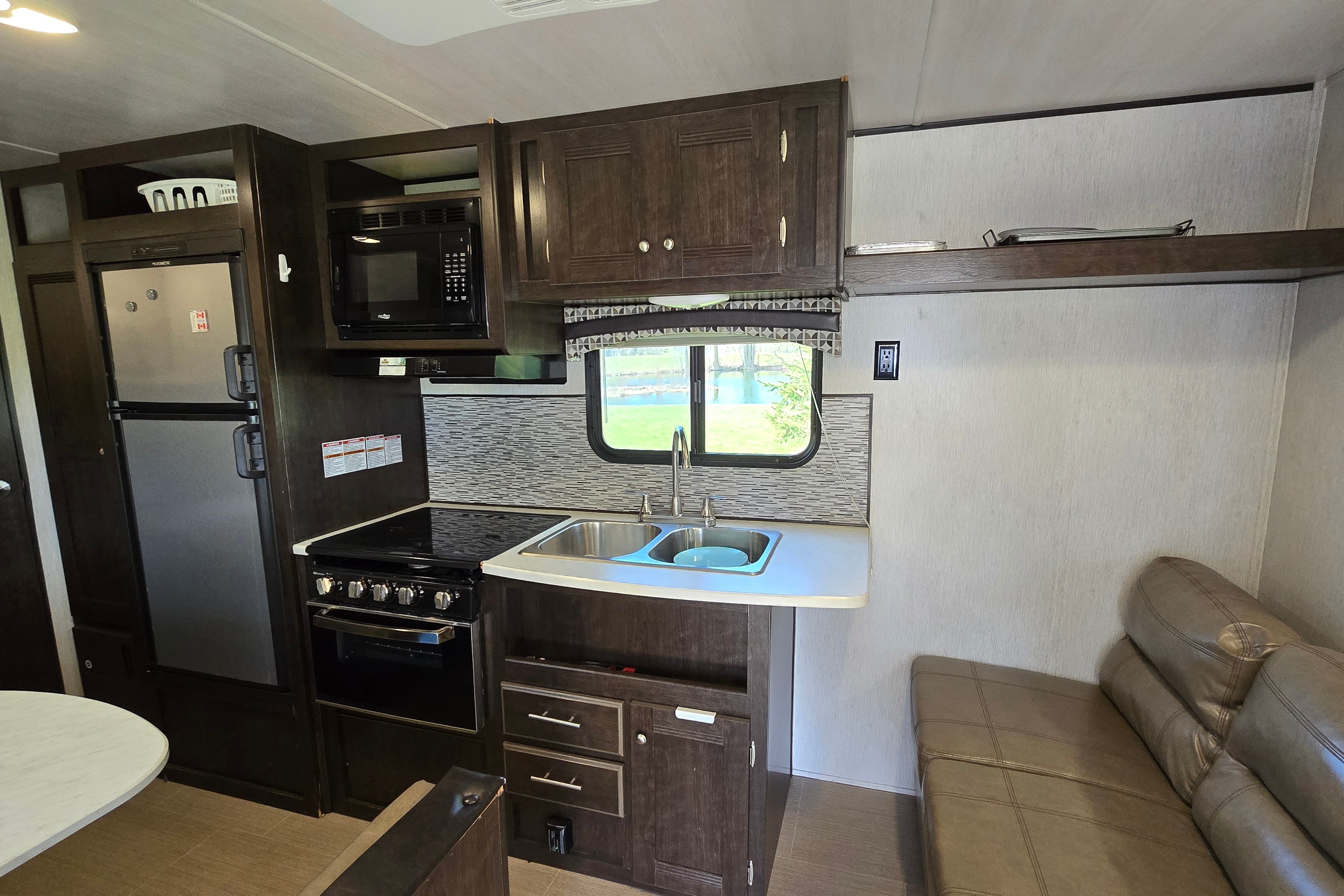 Cozy 25ft Travel Trailer - All amenities (microwave, oven, AC, heater...)