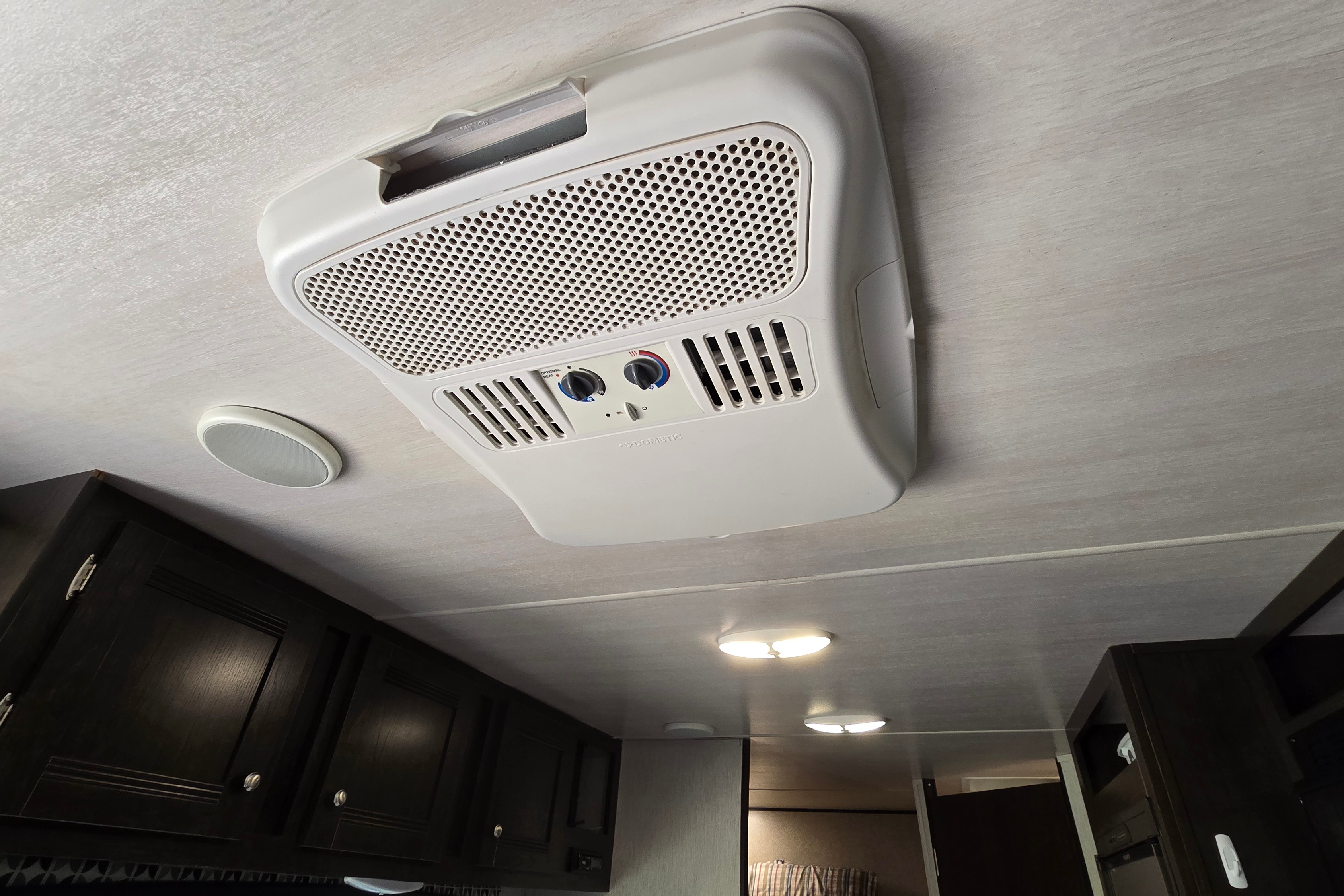 Cozy 25ft Travel Trailer - All amenities (microwave, oven, AC, heater...)