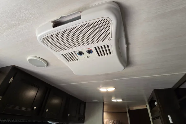 Cozy 25ft Travel Trailer - All amenities (microwave, oven, AC, heater...)