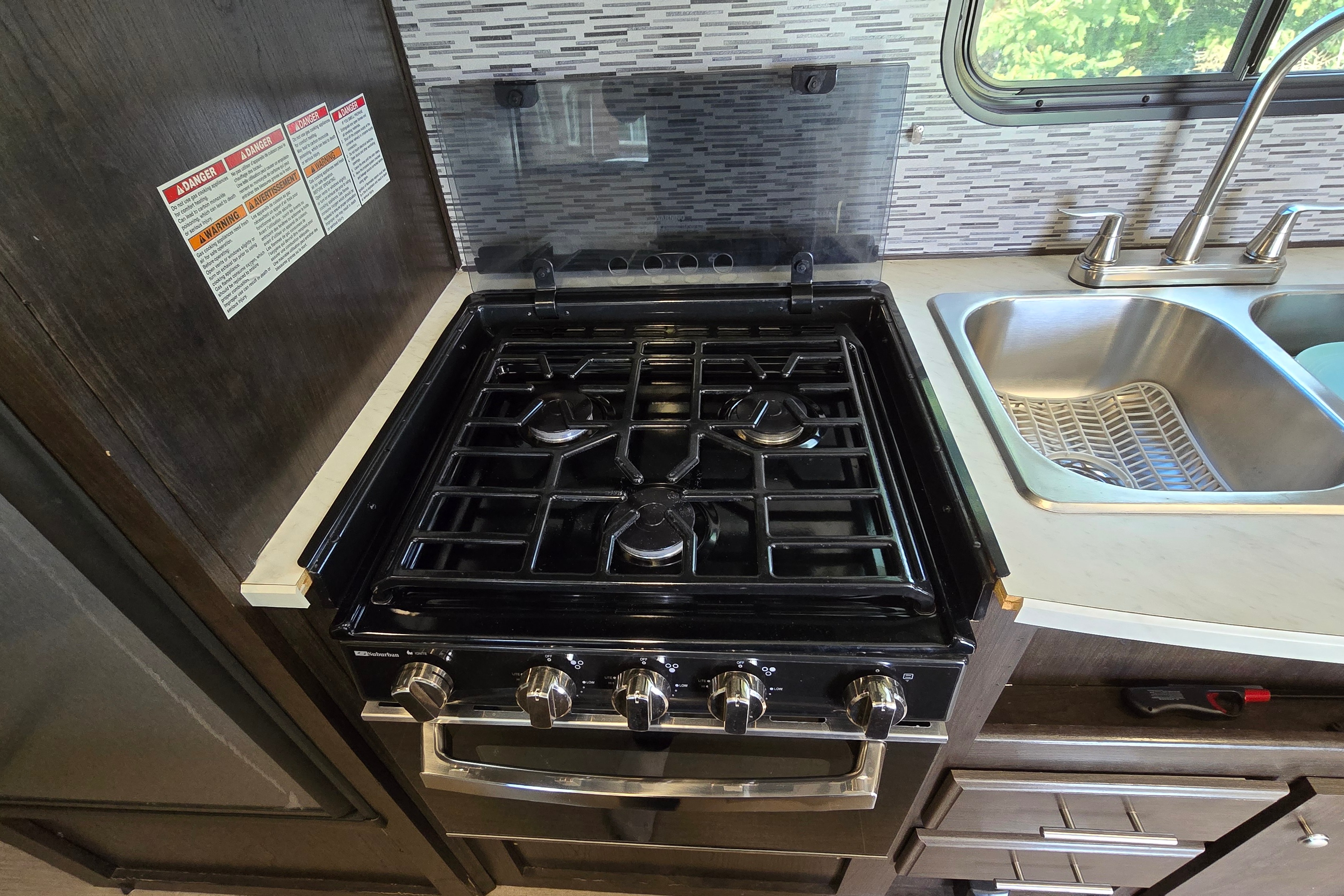 Cozy 25ft Travel Trailer - All amenities (microwave, oven, AC, heater...)