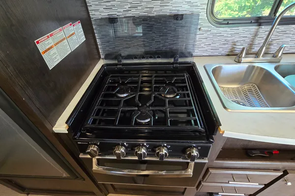Cozy 25ft Travel Trailer - All amenities (microwave, oven, AC, heater...)