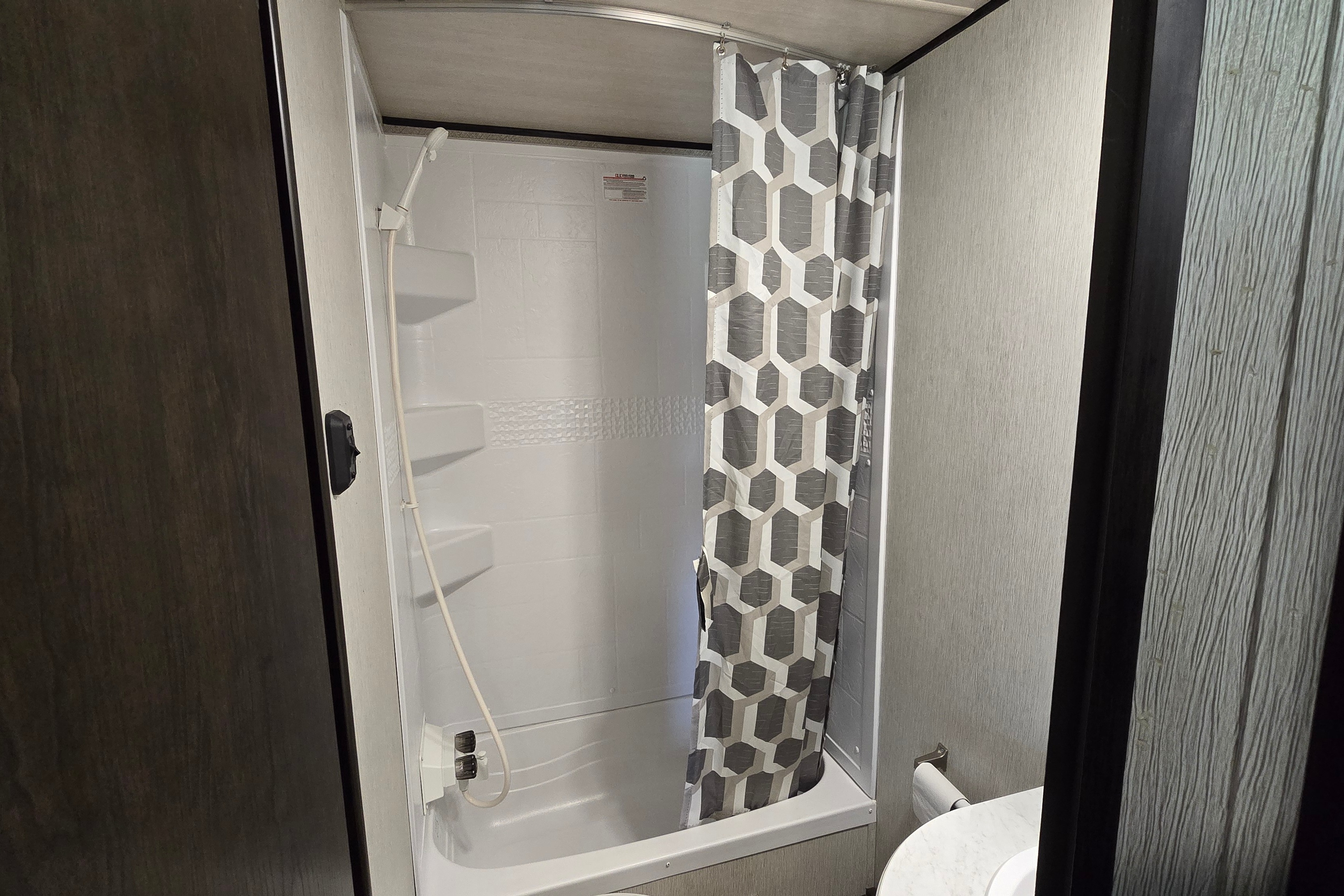 Cozy 25ft Travel Trailer - All amenities (microwave, oven, AC, heater...)