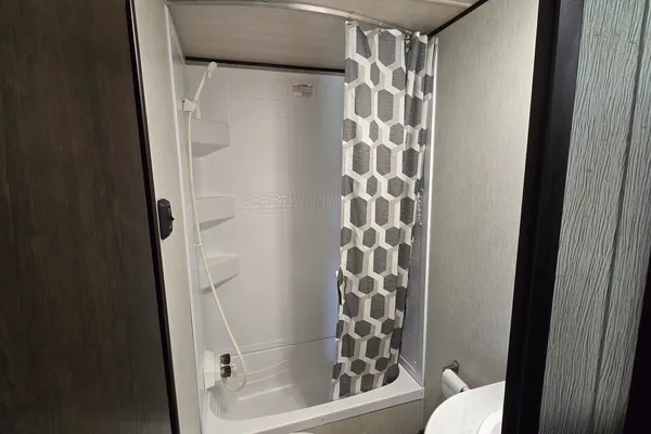 Cozy 25ft Travel Trailer - All amenities (microwave, oven, AC, heater...)