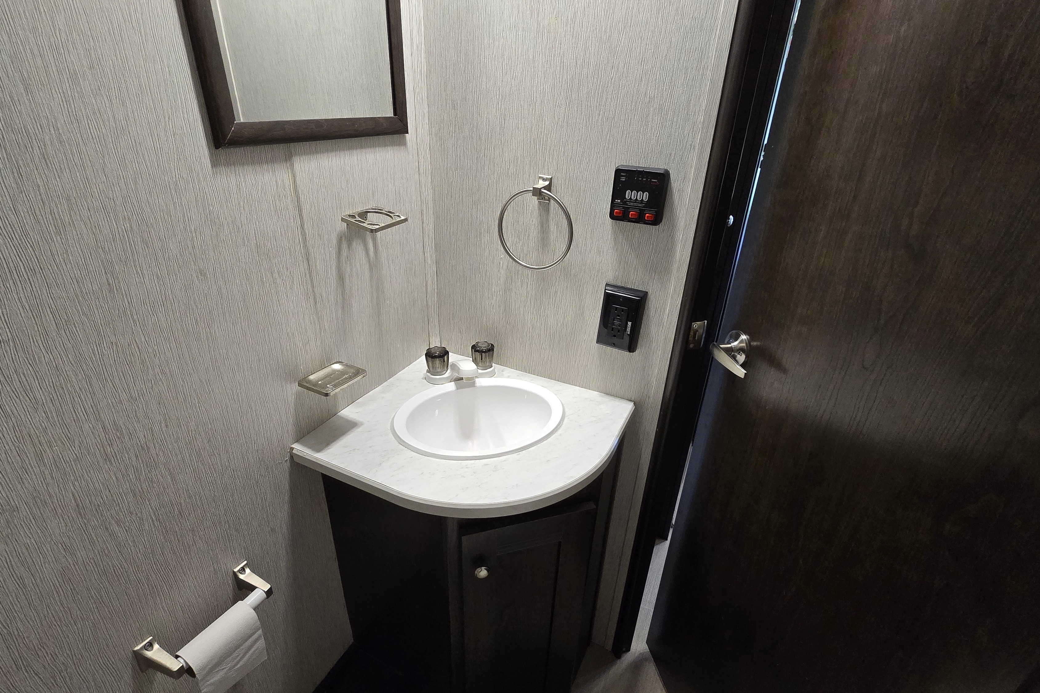 Cozy 25ft Travel Trailer - All amenities (microwave, oven, AC, heater...)