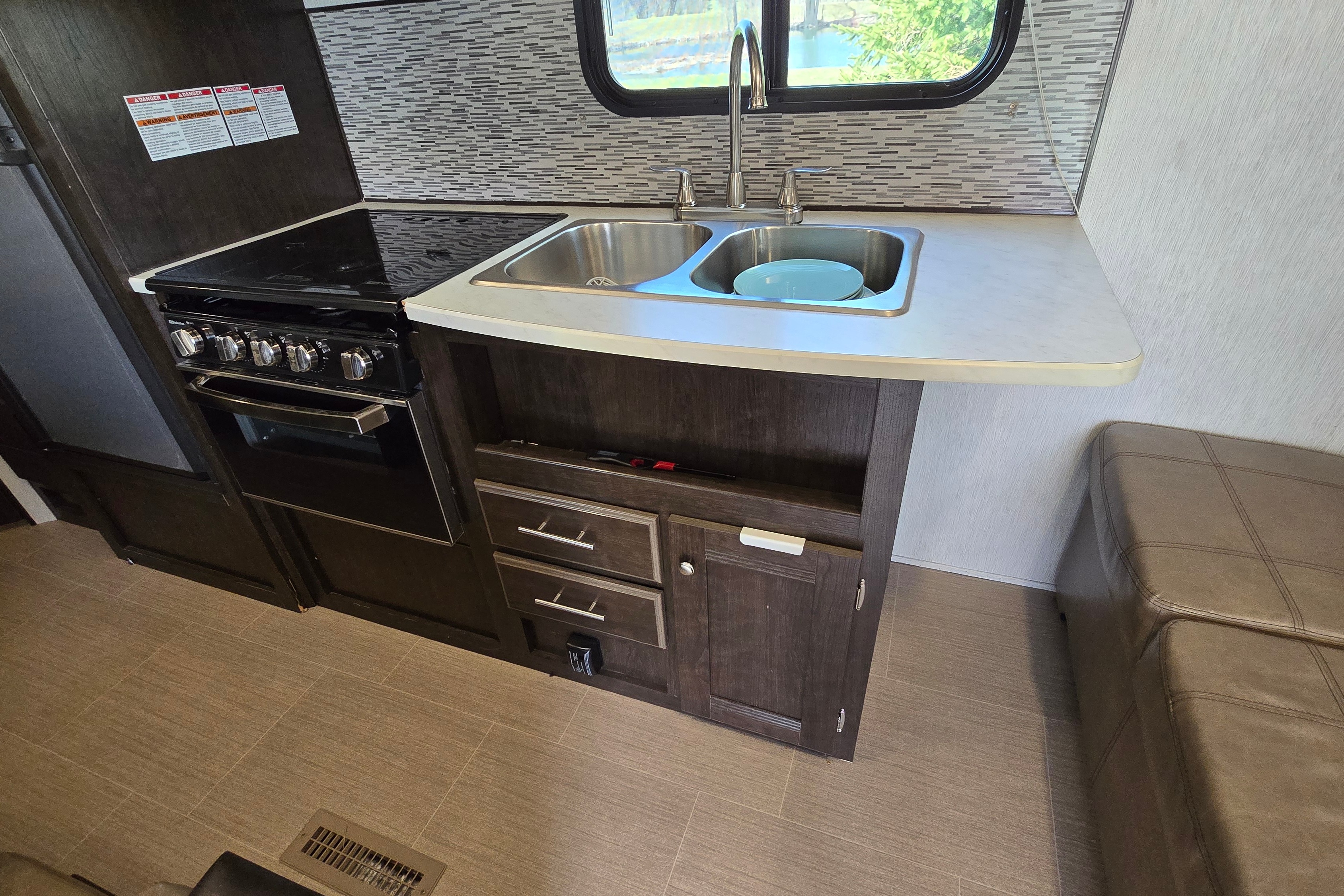 Cozy 25ft Travel Trailer - All amenities (microwave, oven, AC, heater...)