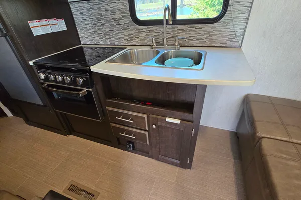 Cozy 25ft Travel Trailer - All amenities (microwave, oven, AC, heater...)