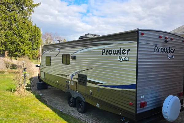 Cozy 25ft Travel Trailer - All amenities (microwave, oven, AC, heater...)