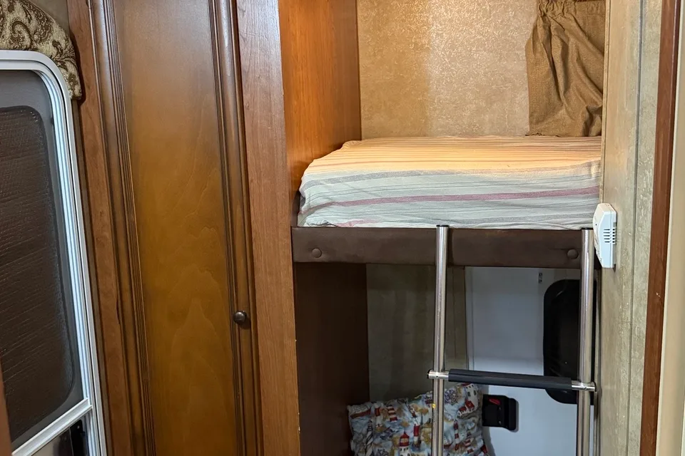 WestK Spacious Bunkhouse with Dinette Slide