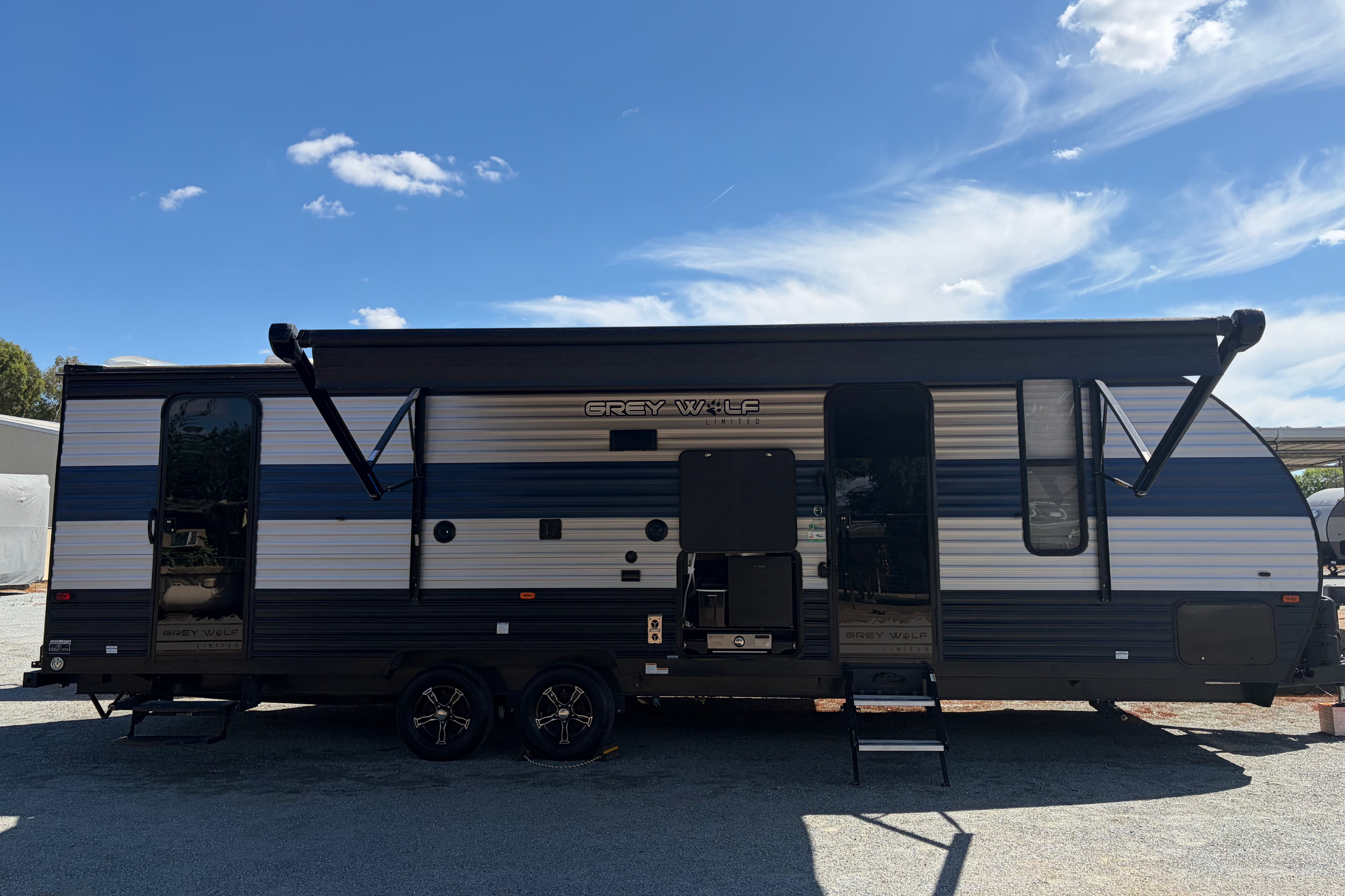 Luxury  Greywolf 26DBH Travel Trailer with fireplace