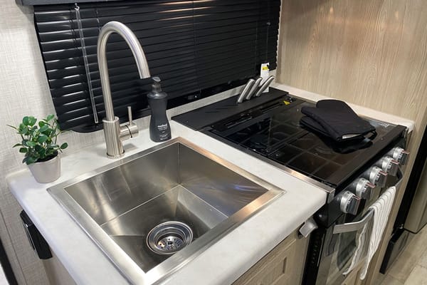 π² Adventure-Ready Family Trailer β Easy Tow β’ Sleeps 6 β’ Unlimited Miles