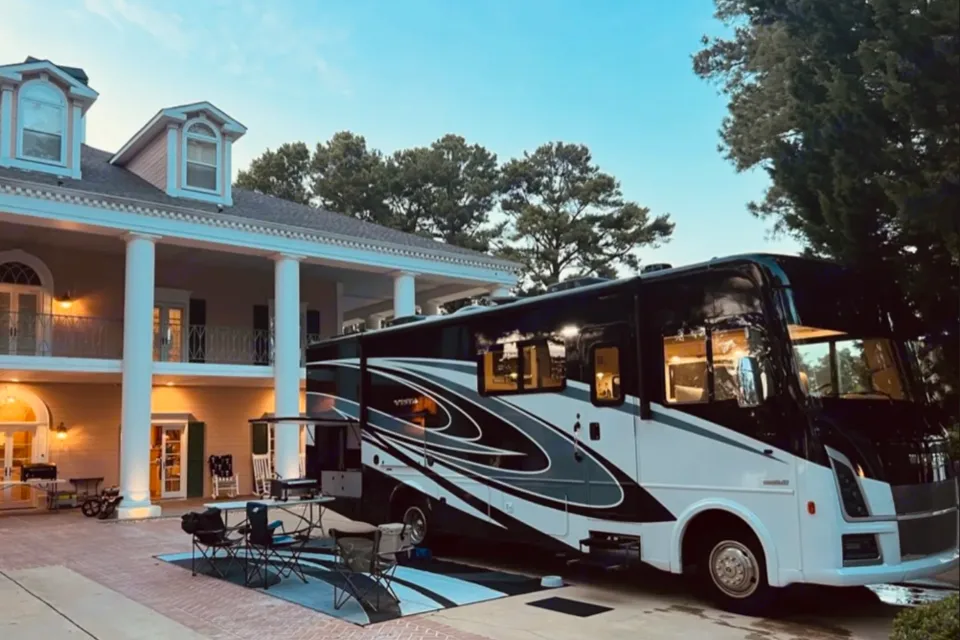 'Valerie' 2023 Winnebago Vista ACO2044