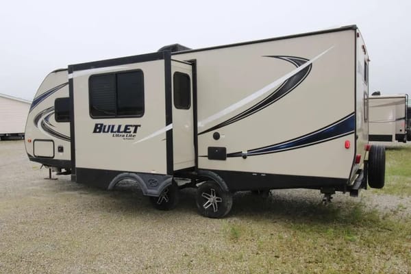 Ultimate Family Basecamp — Pristine 28' Keystone Bullet | Sleeps 8 | Pickup Only